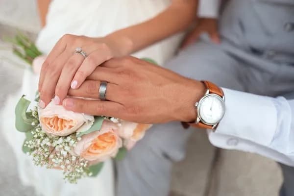 Pasangan pengantin dalam momen romantis