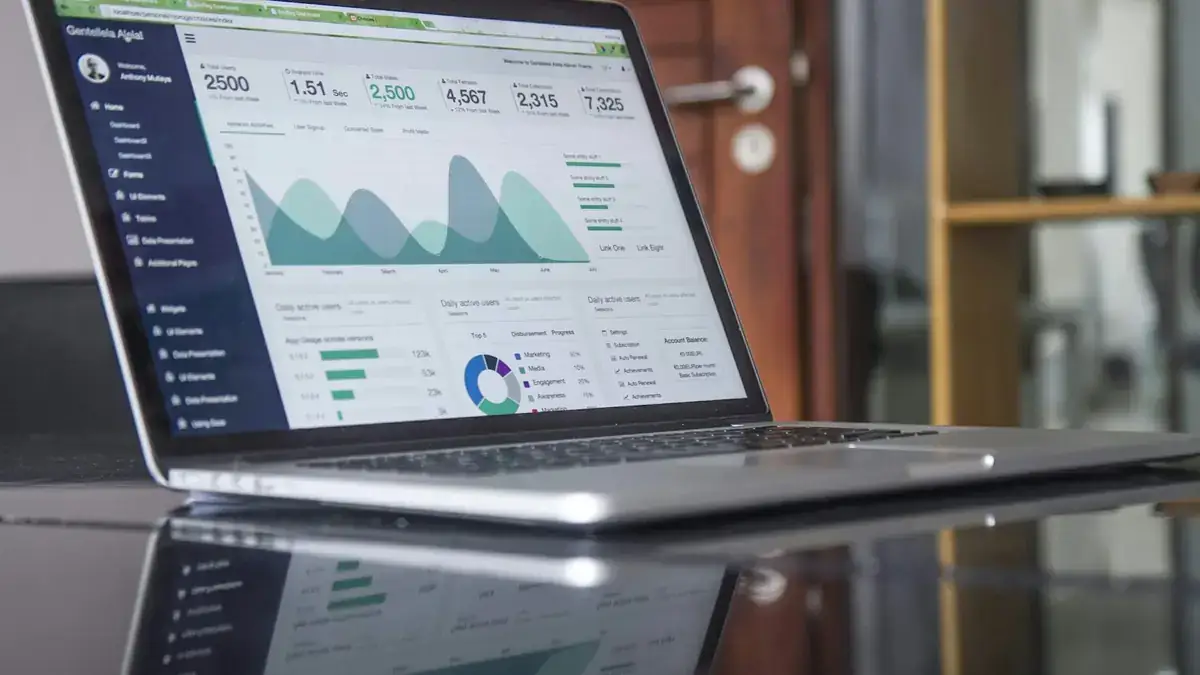 Tim web developer profesional bekerja pada proyek website klien