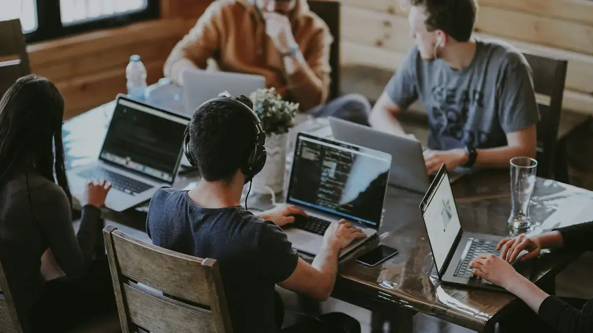 Pemilik UMKM berdiskusi tentang kesalahan umum saat bikin website