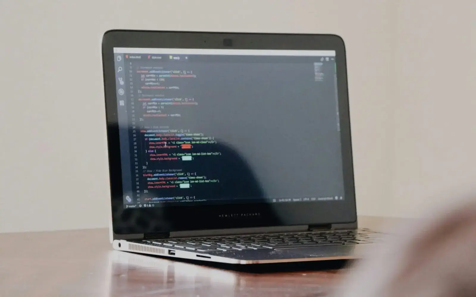 Laptop menampilkan kode JavaScript untuk pemeriksaan aplikasi