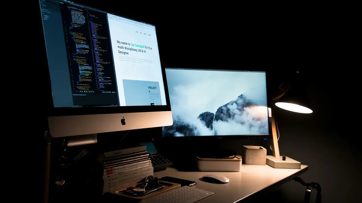 Desain landing page profesional di layar komputer